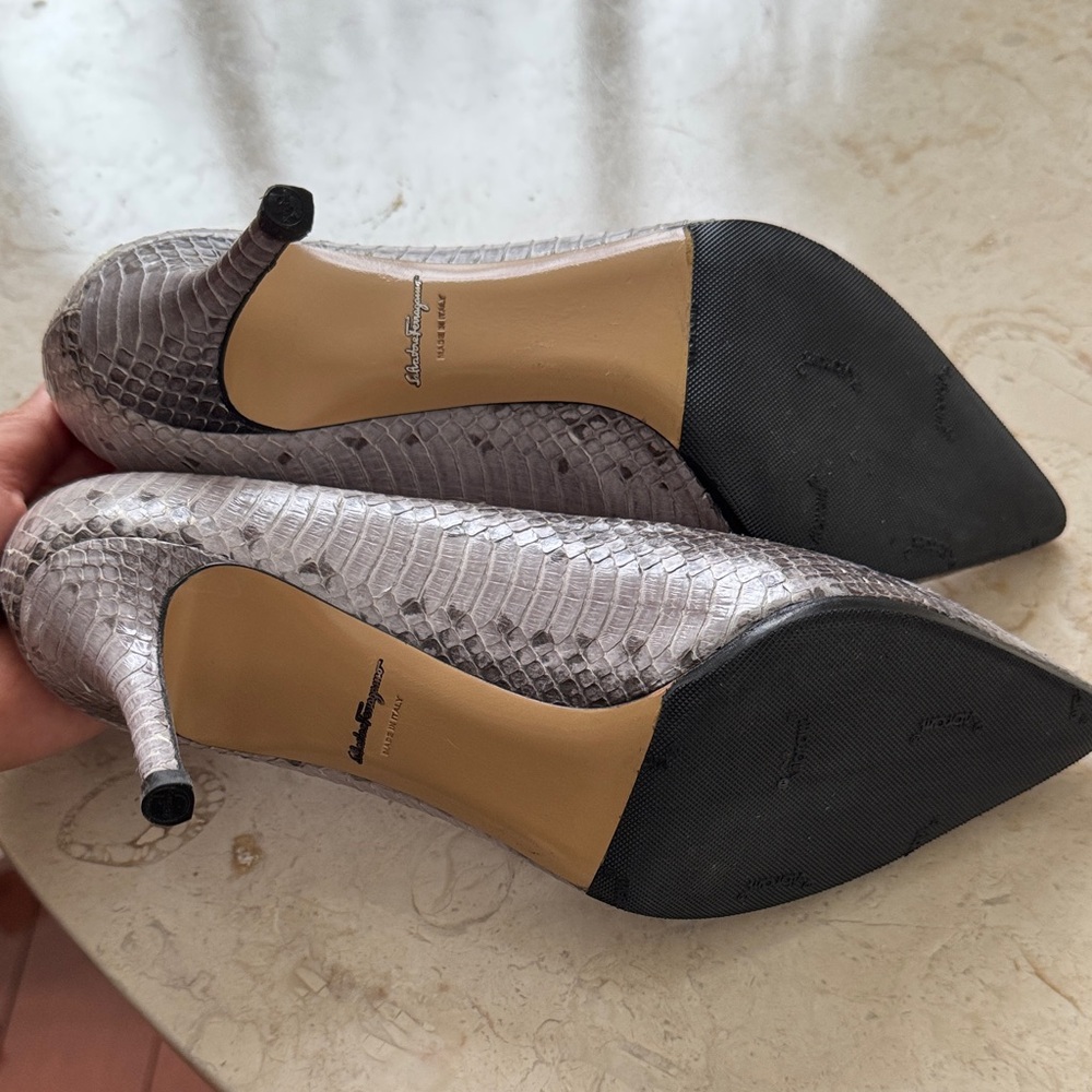 Salvatore Ferragamo Silver Grey Snakeskin Pointed-Toe Pumps size 8 US 39 EU - Picture 3 of 5